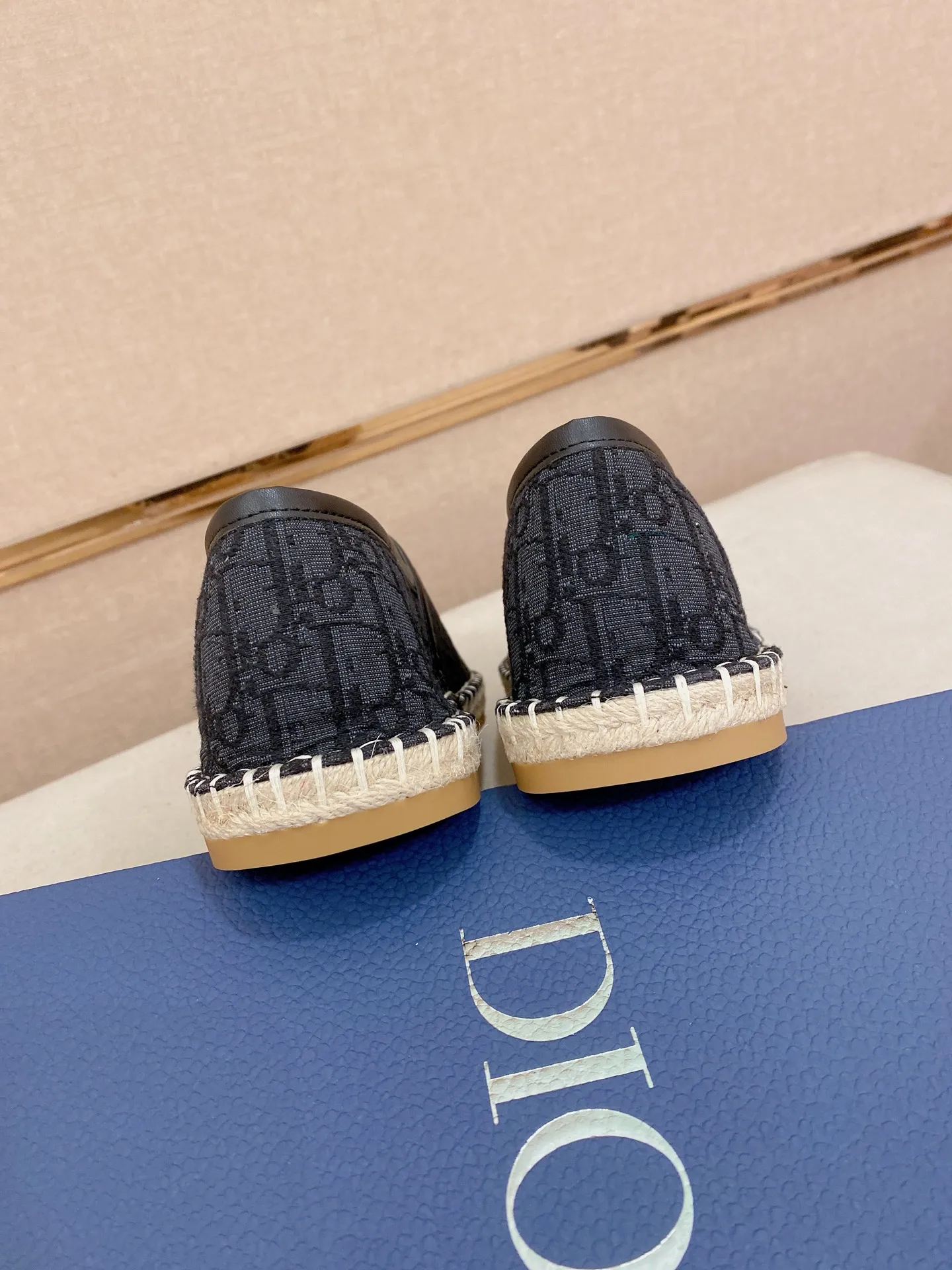 Factory price: 400💰High quality [Dior·Dior] 💫Men's latest slip-on Loaf casual shoes ✔️The original version is available at the counter simultaneously. 1:1 replica🏍️Fabrics: Italian imported fabrics, pure hand-drawn threads, raw rubber breathable and non-slip outsole, lining breathable and comfortable lambskin, 100% comfortable density, original rubber outsole wear-resistant ✔️Code number: 38-44, you deserve it, (Note: 37, 45, 46 can be customized, non-refundable and non-exchangeable)